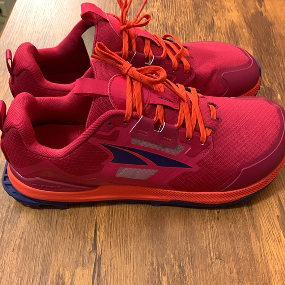 Altra Lone Peaks - Picture 2 of 5